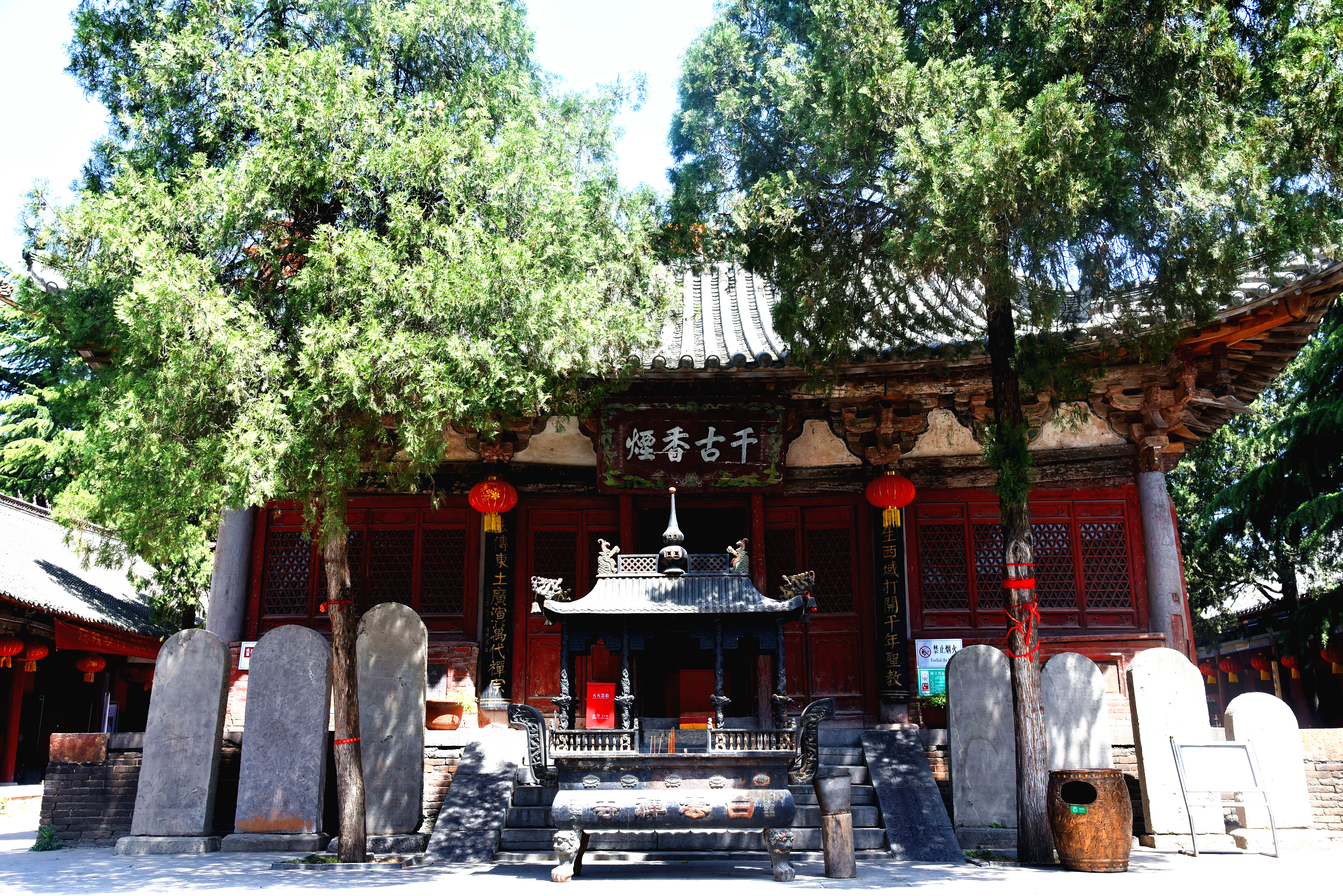 汝州市-风穴寺-中佛殿，始建于南宋，距今已有800多年的历史。面阔、进深各三间，属单檐歇山式建筑，建于1.5米高台之上，砖砌台阶，其规制完全按照北宋皇家营造法式所建，为河南省保存最完整的金代殿堂建筑。_副本.jpg