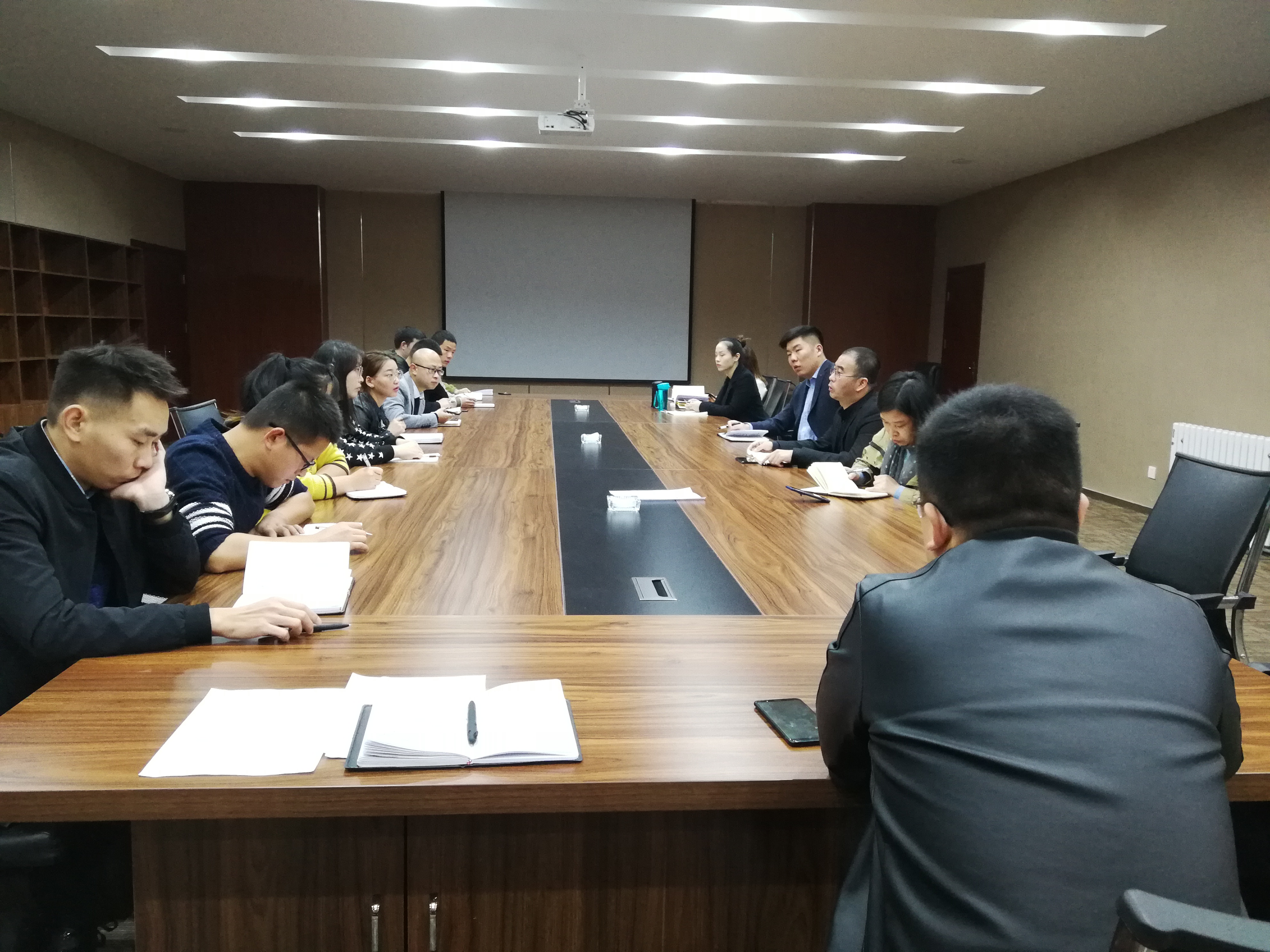 教投公司在会议室召开周例会
