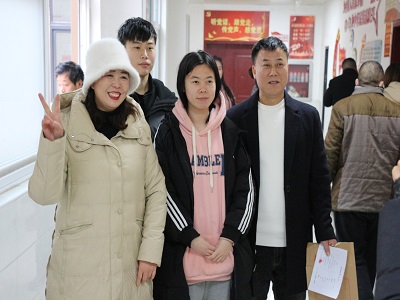 南关棚改C地块第二批安置群众陈先生一家选到满意房源.jpg